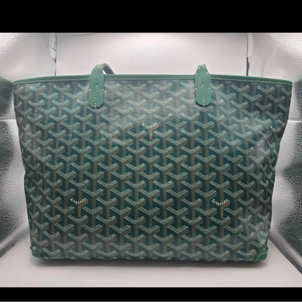 Goyard Goyardine
Bag Height
11 in
Handle Style
Double Handles